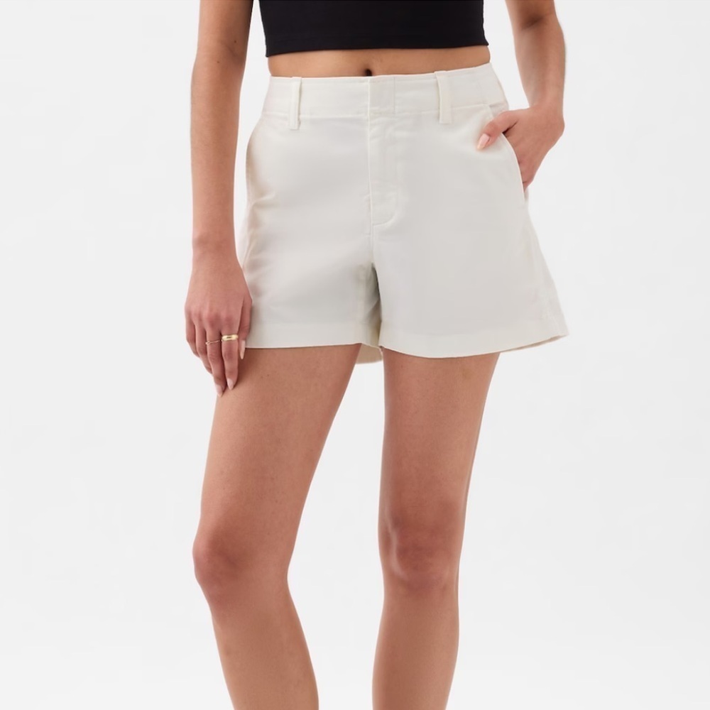 NWT GAP 4” Weekend Downtown Khaki Shorts Minimalist Quiet Luxury, White size 6